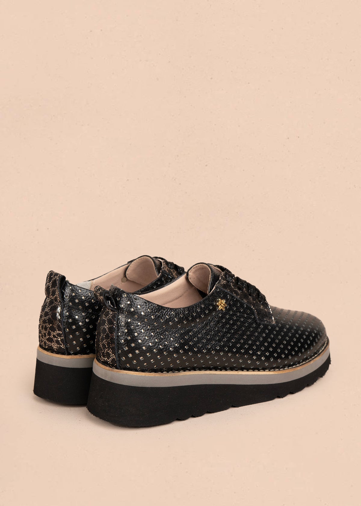 Atadura en cuero color negro con perforaciones y plataforma 106082