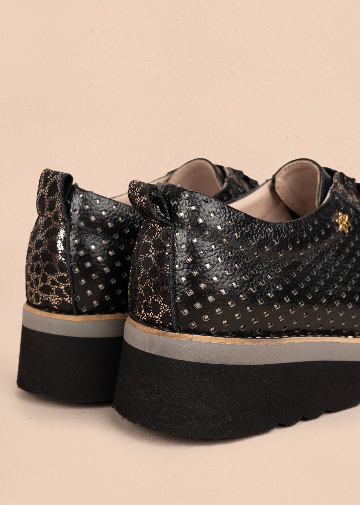 Atadura en cuero color negro con perforaciones y plataforma 106082