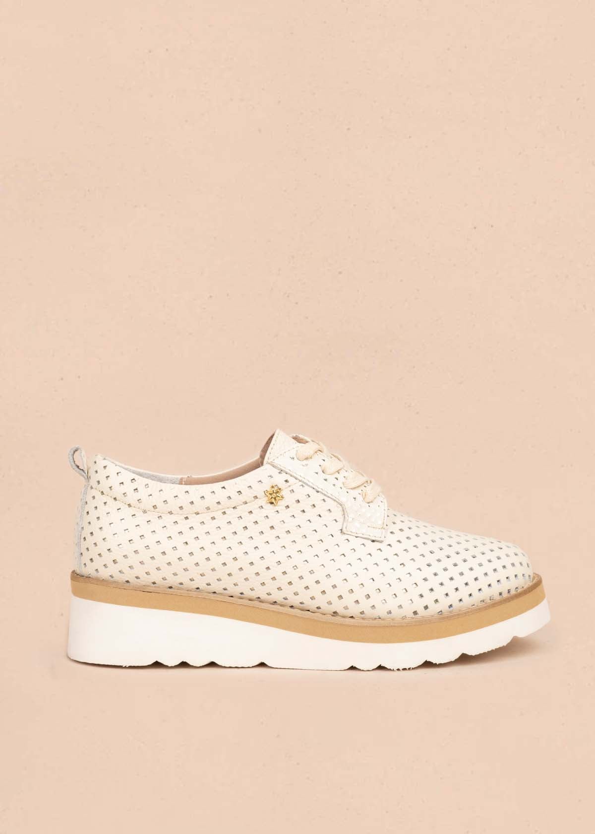 Atadura en cuero color talco con perforaciones y plataforma 106082