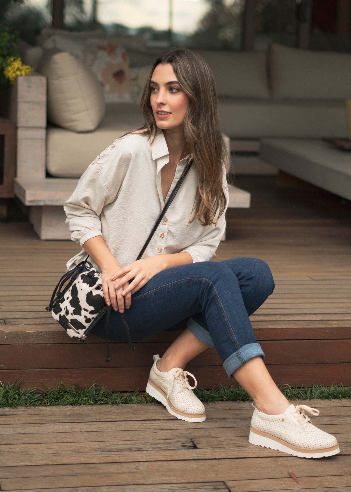 Atadura en cuero color talco con perforaciones y plataforma 106082