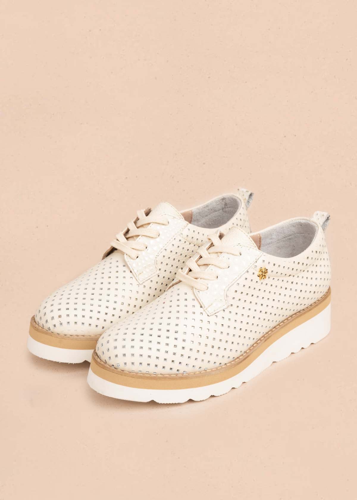 Atadura en cuero color talco con perforaciones y plataforma 106082