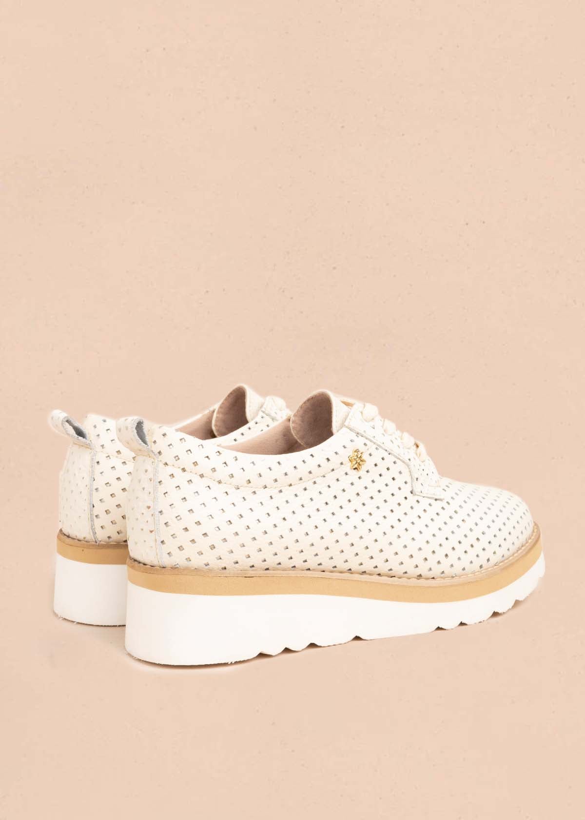 Atadura en cuero color talco con perforaciones y plataforma 106082