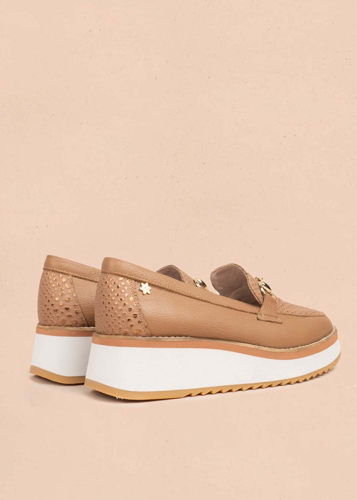 Mocasín en cuero color miel con textura croco y plataforma 106083