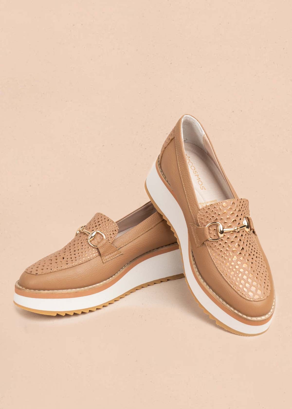 Mocasín en cuero color miel con textura croco y plataforma 106083