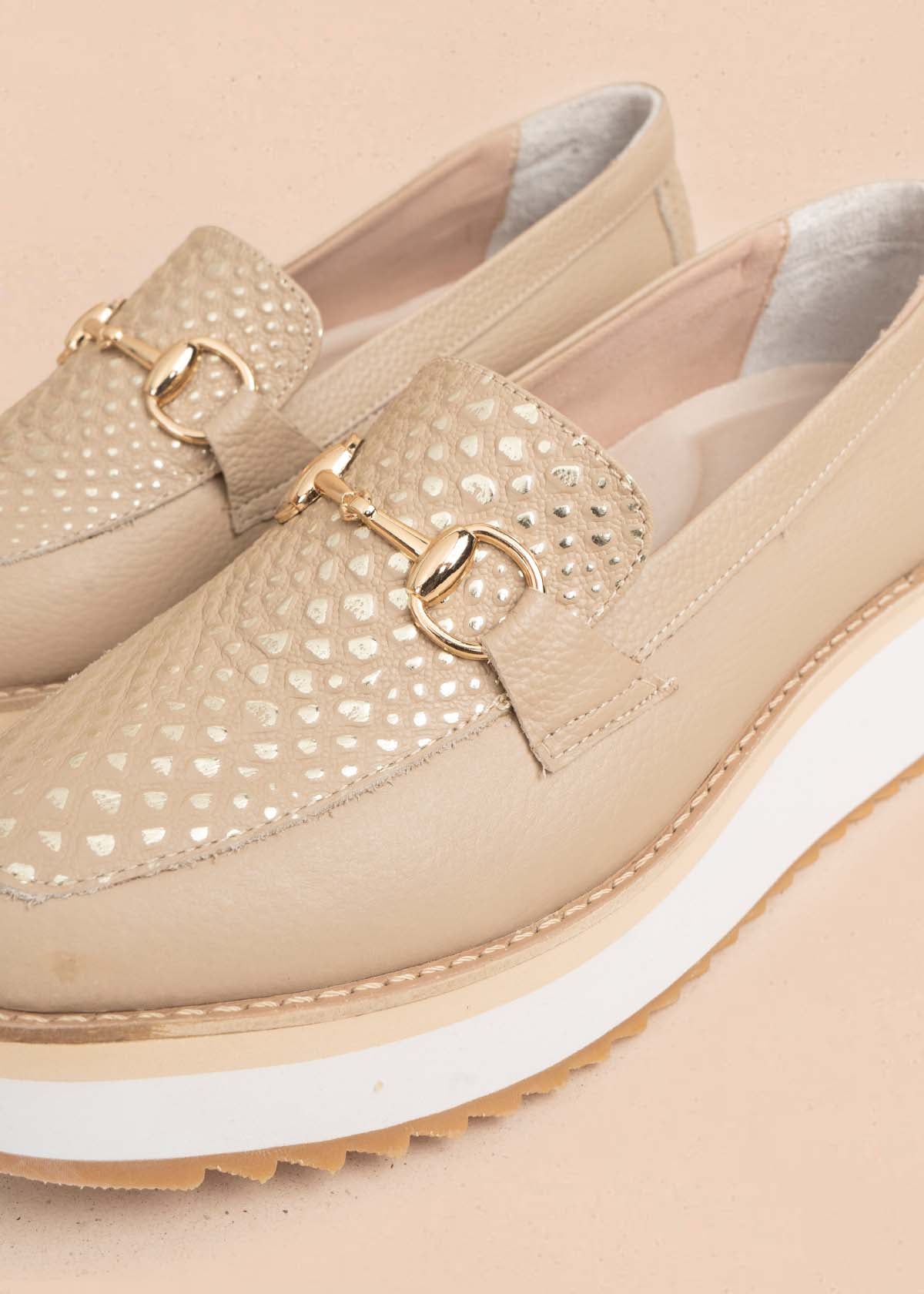 Mocasín en cuero color taupe con textura croco y plataforma 106083