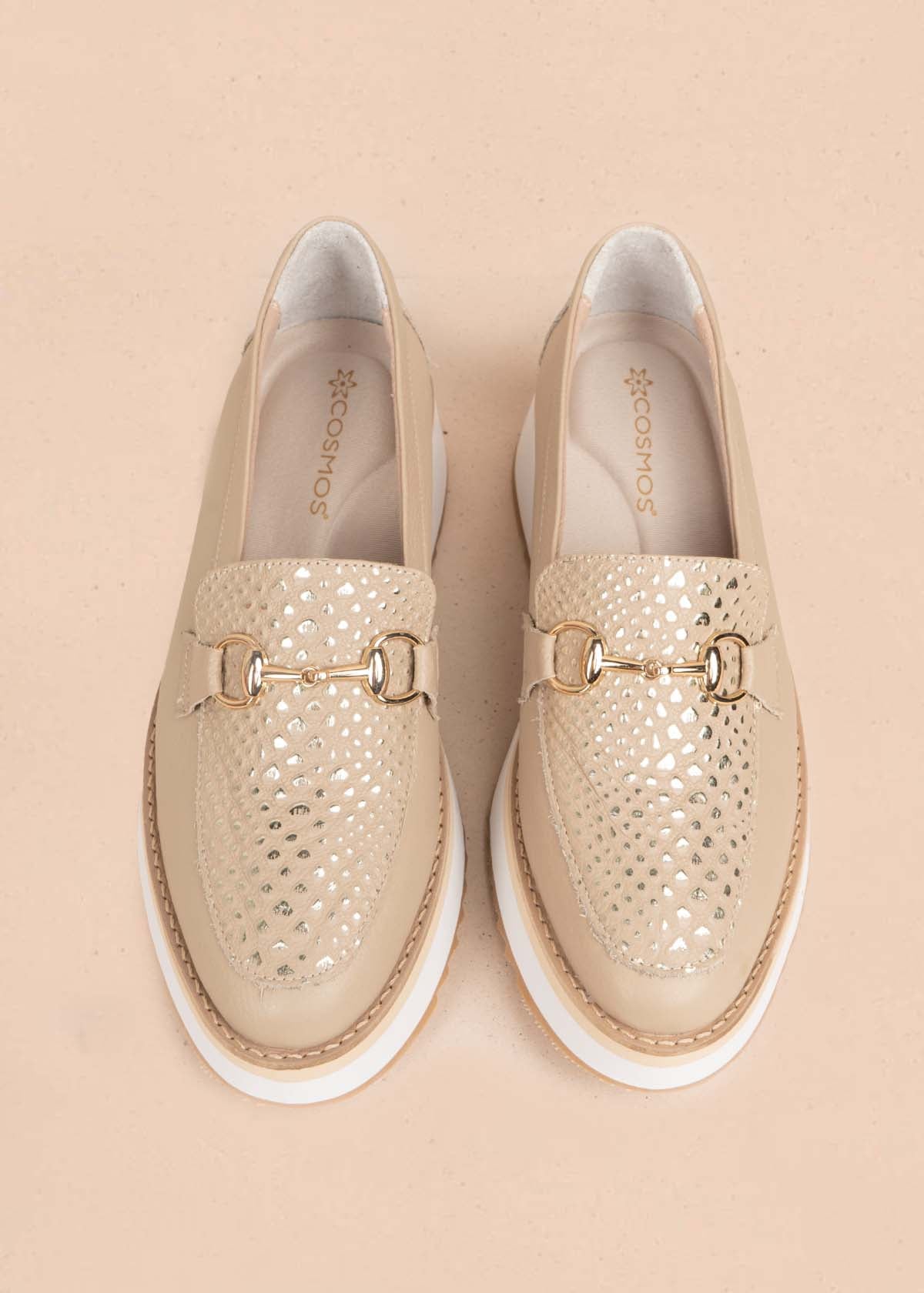 Mocasín en cuero color taupe con textura croco y plataforma 106083