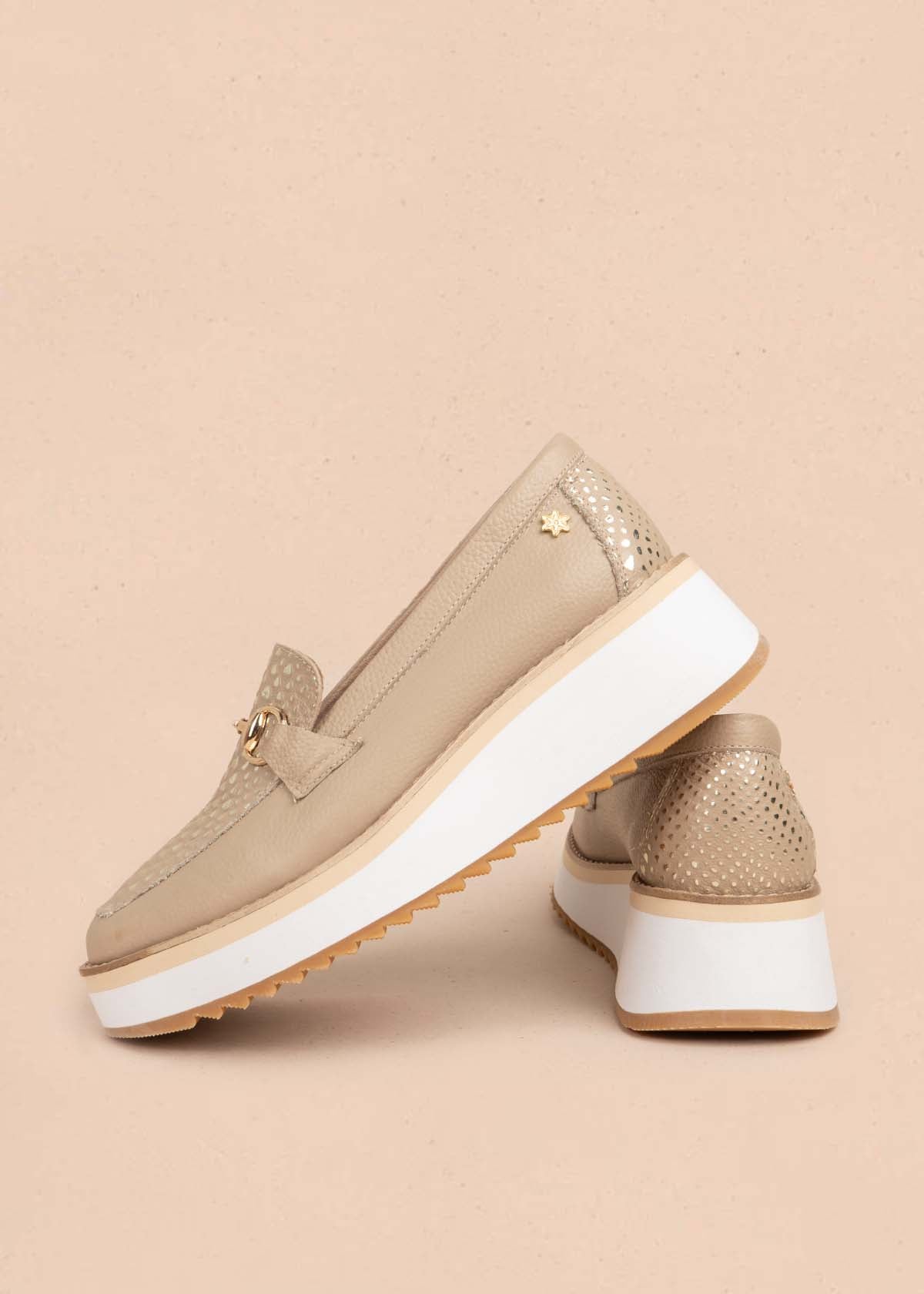 Mocasín en cuero color taupe con textura croco y plataforma 106083