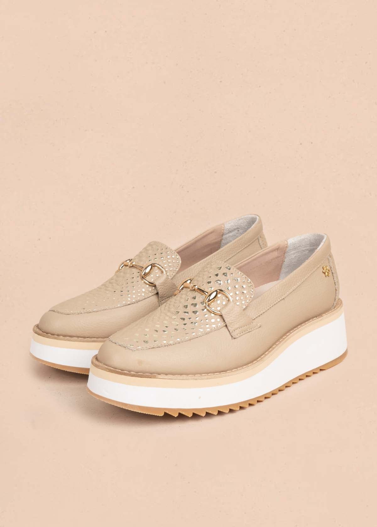 Mocasín en cuero color taupe con textura croco y plataforma 106083