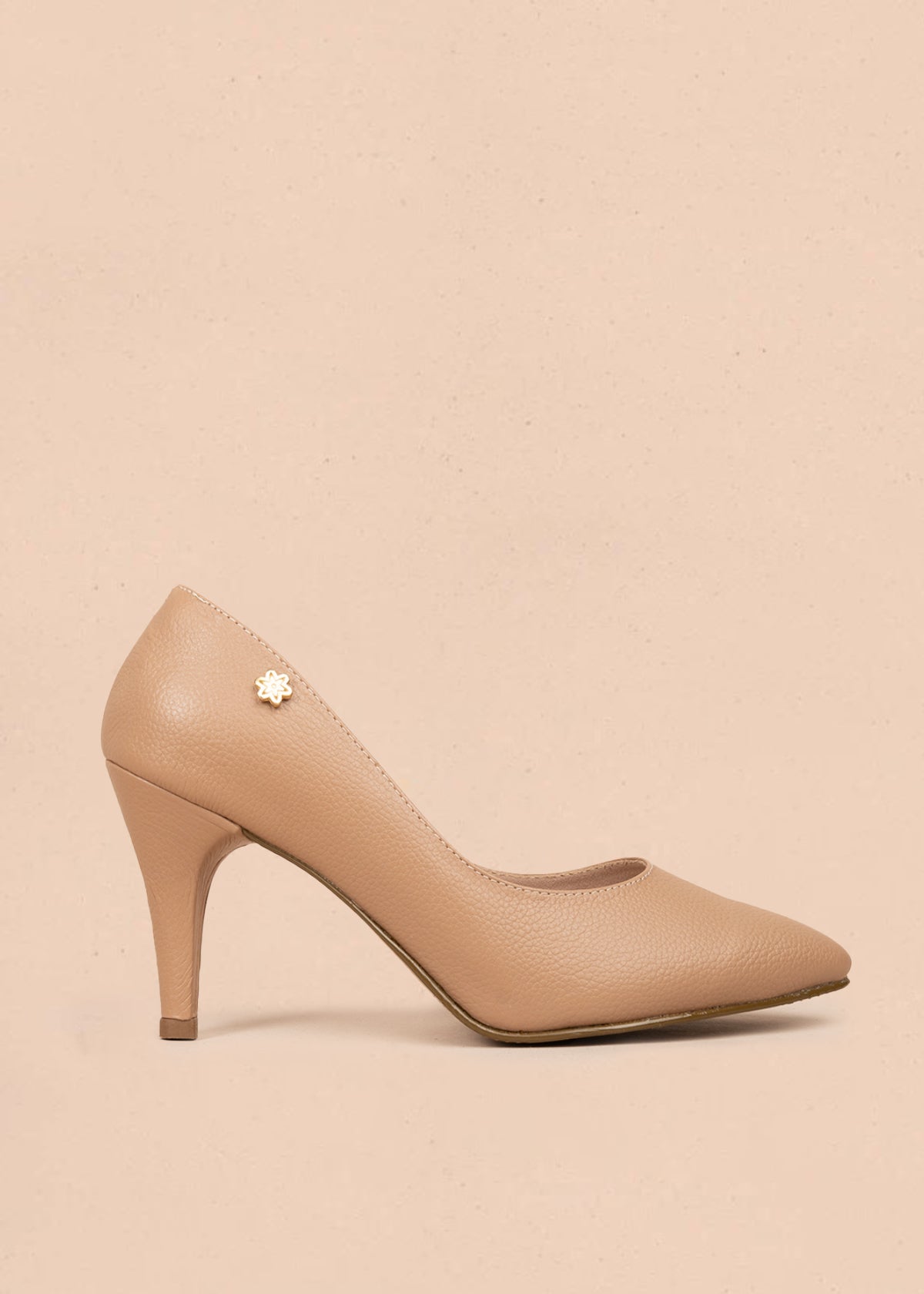 Tacones cerrados color nude con puntilla 106086