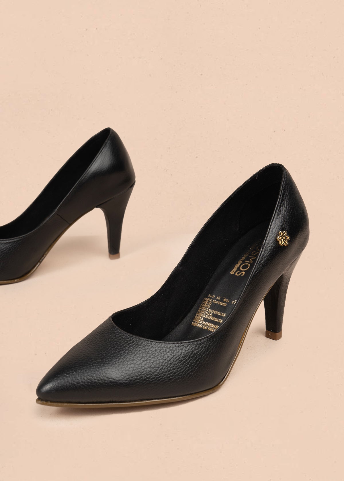 Tacones cerrados color negro con puntilla 106086