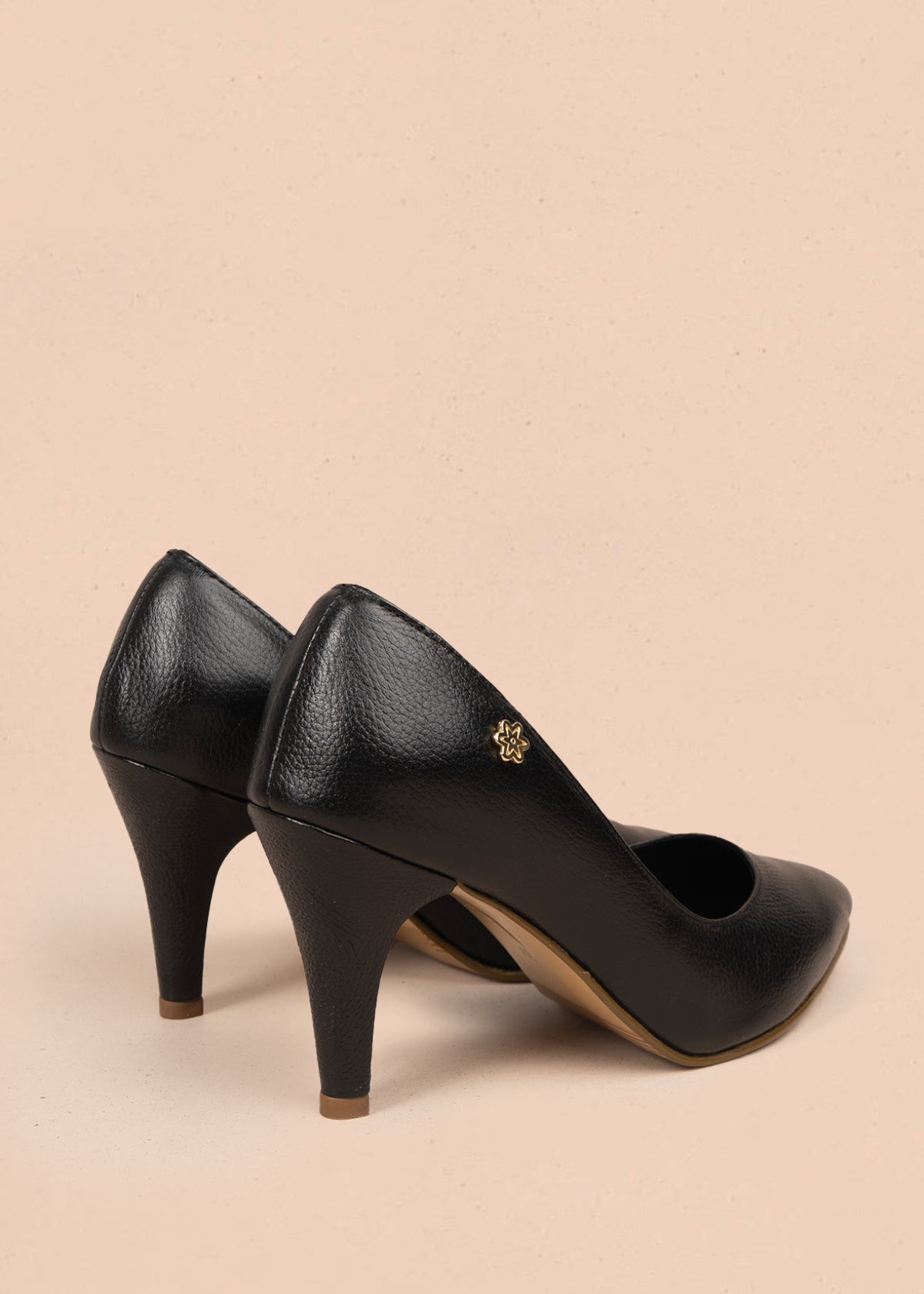 Tacones cerrados color negro con puntilla 106086