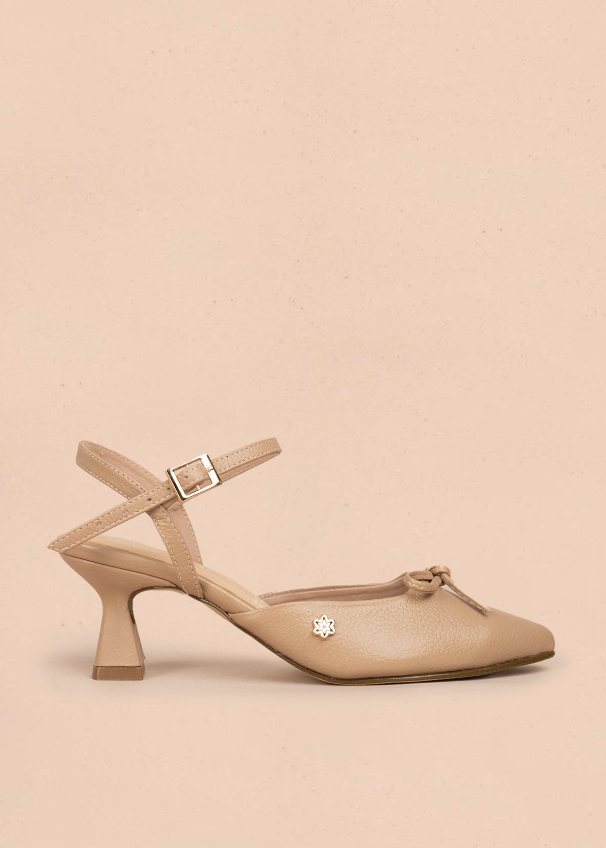 Tacones trabilla en cuero color camel con moño 106087