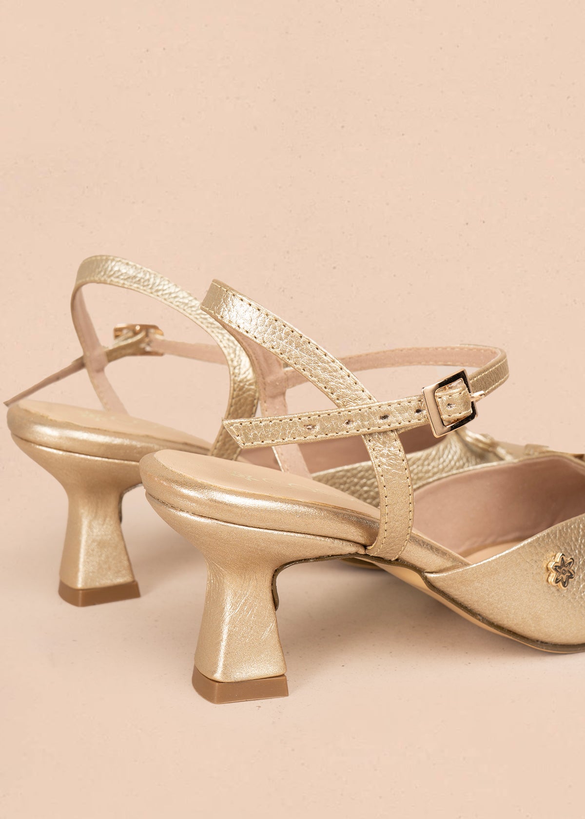 Tacones trabilla en cuero color champaña con moño 106087