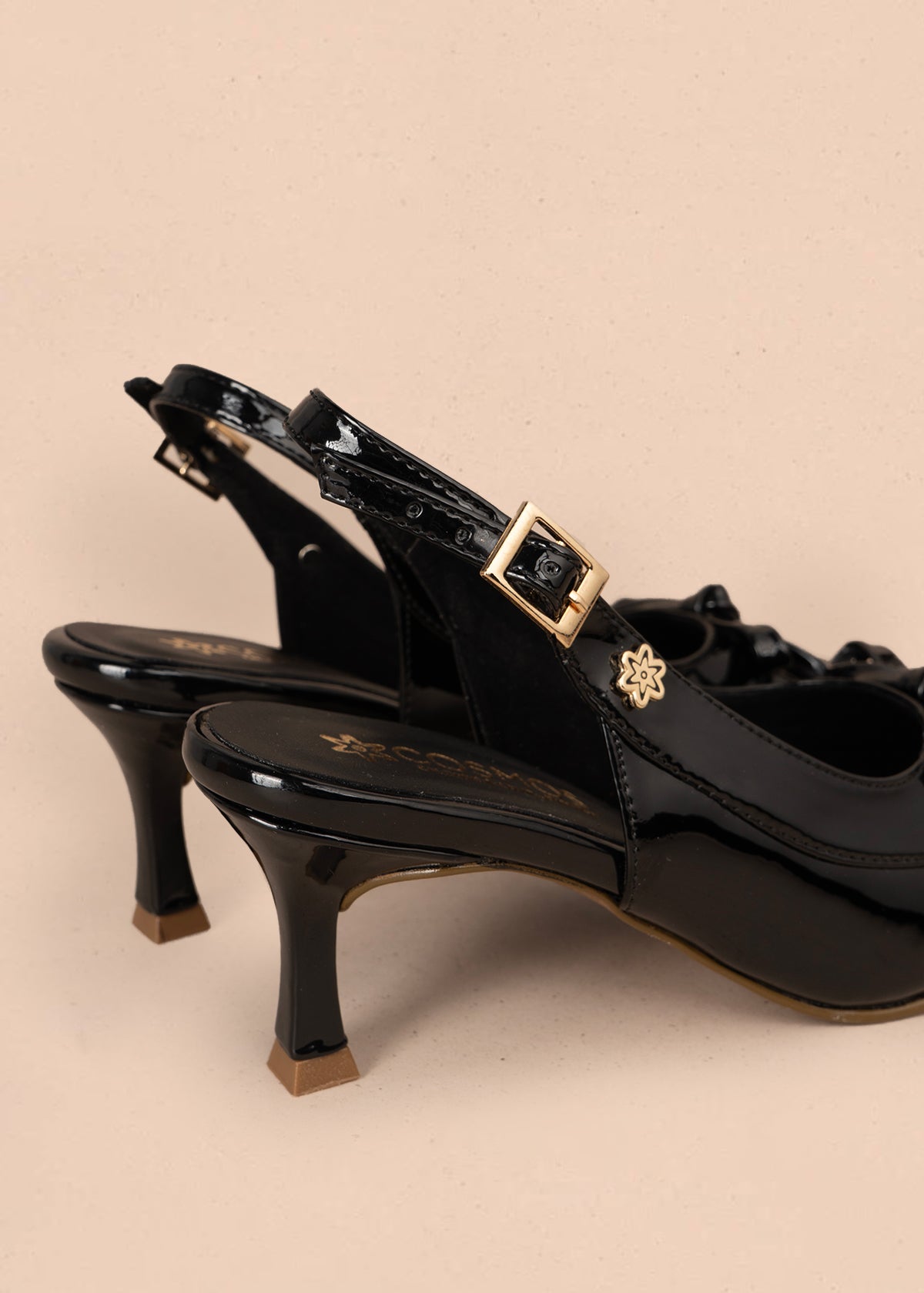 Trabilla color negro con punta fina y moño decorativo 106088