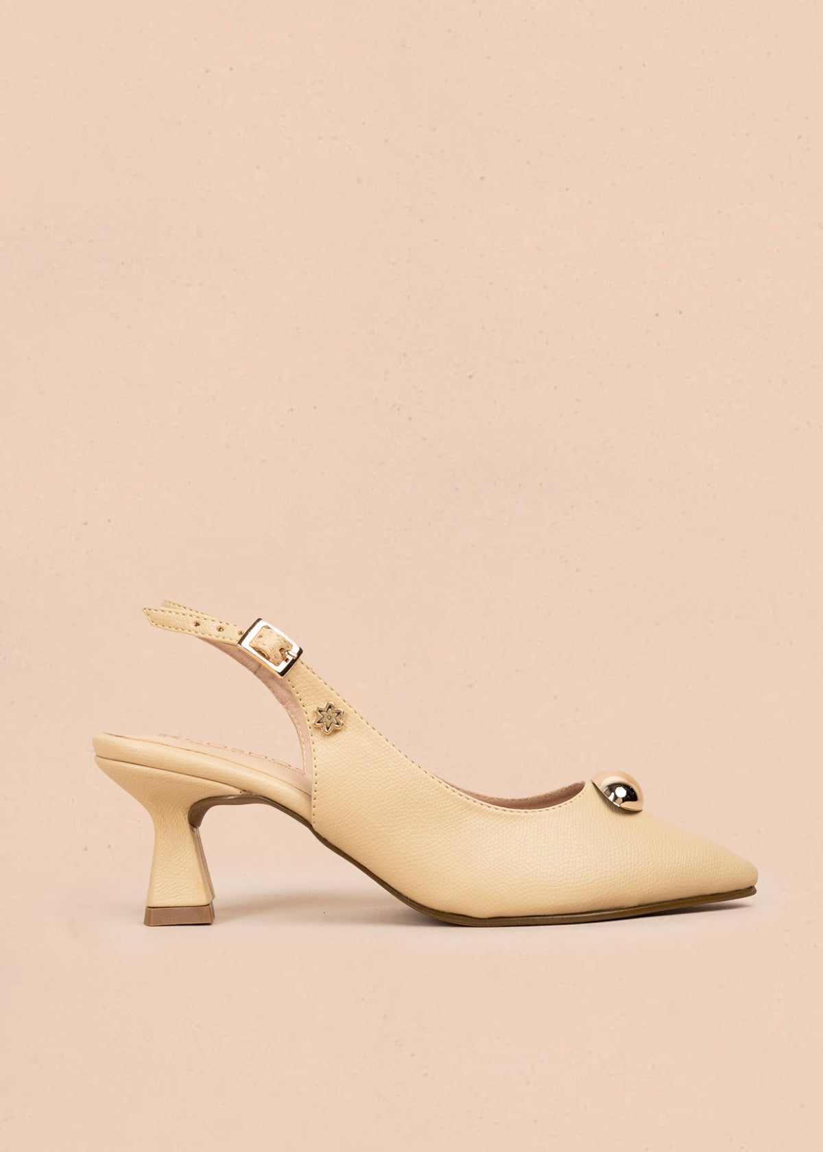 Tacones trabilla color beige con detalle metálico 106097