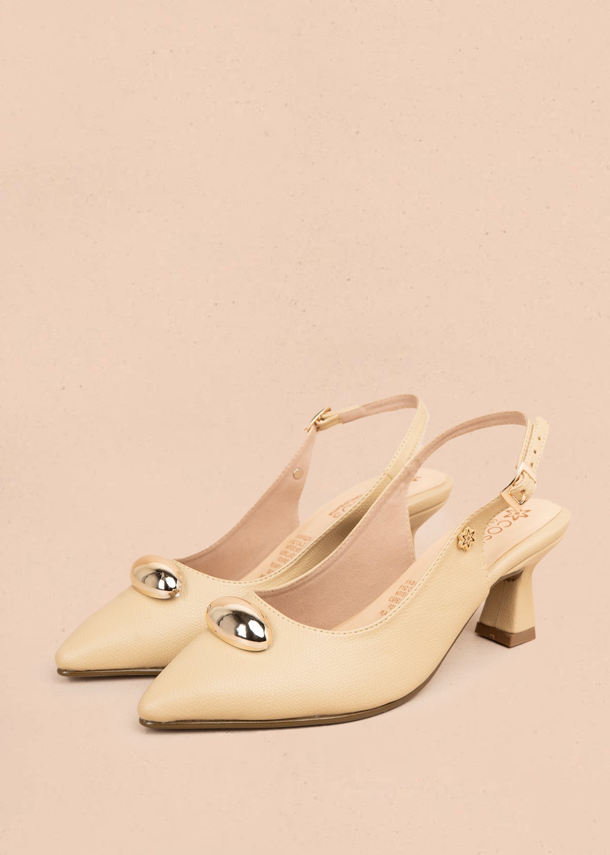 Tacones trabilla color beige con detalle metálico 106097