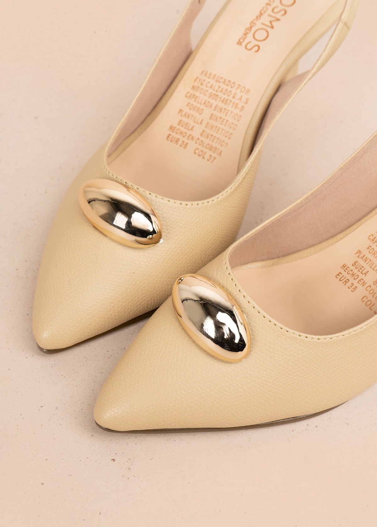 Tacones trabilla color beige con detalle metálico 106097