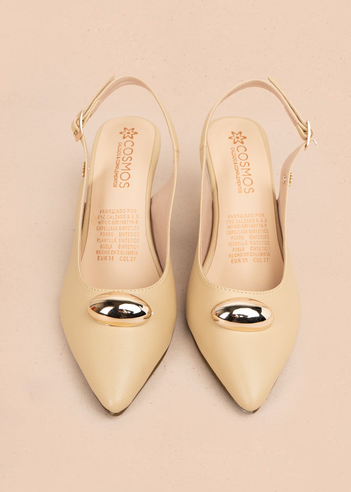 Tacones trabilla color beige con detalle metálico 106097