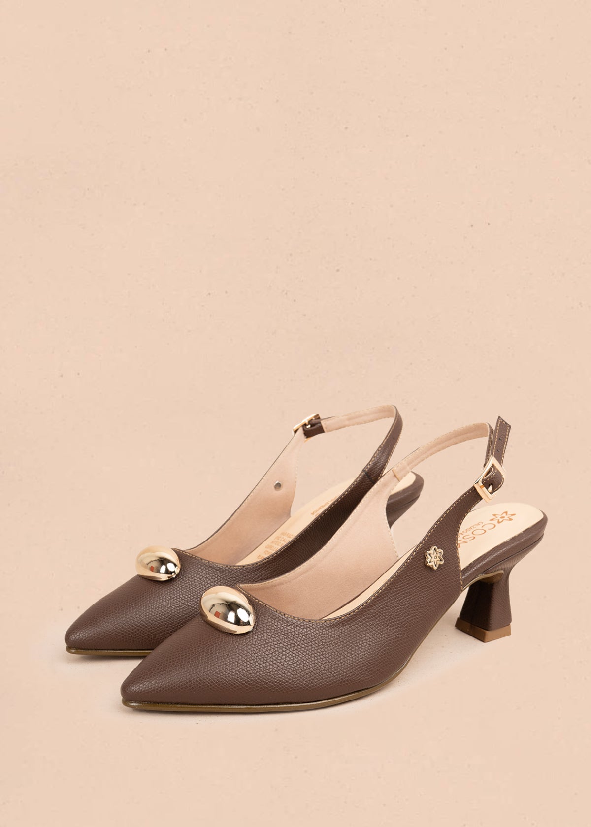 Tacones trabilla color miel con detalle metálico 106097