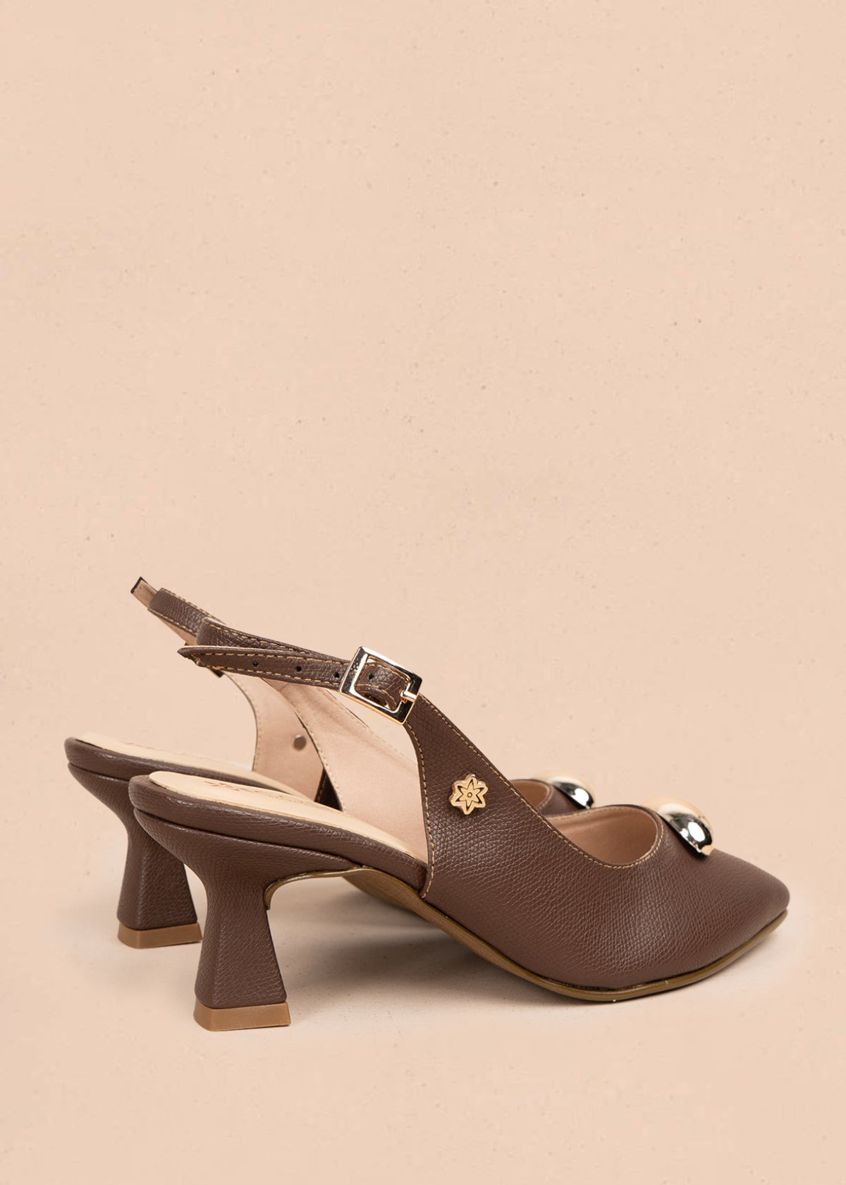 Tacones trabilla color miel con detalle metálico 106097