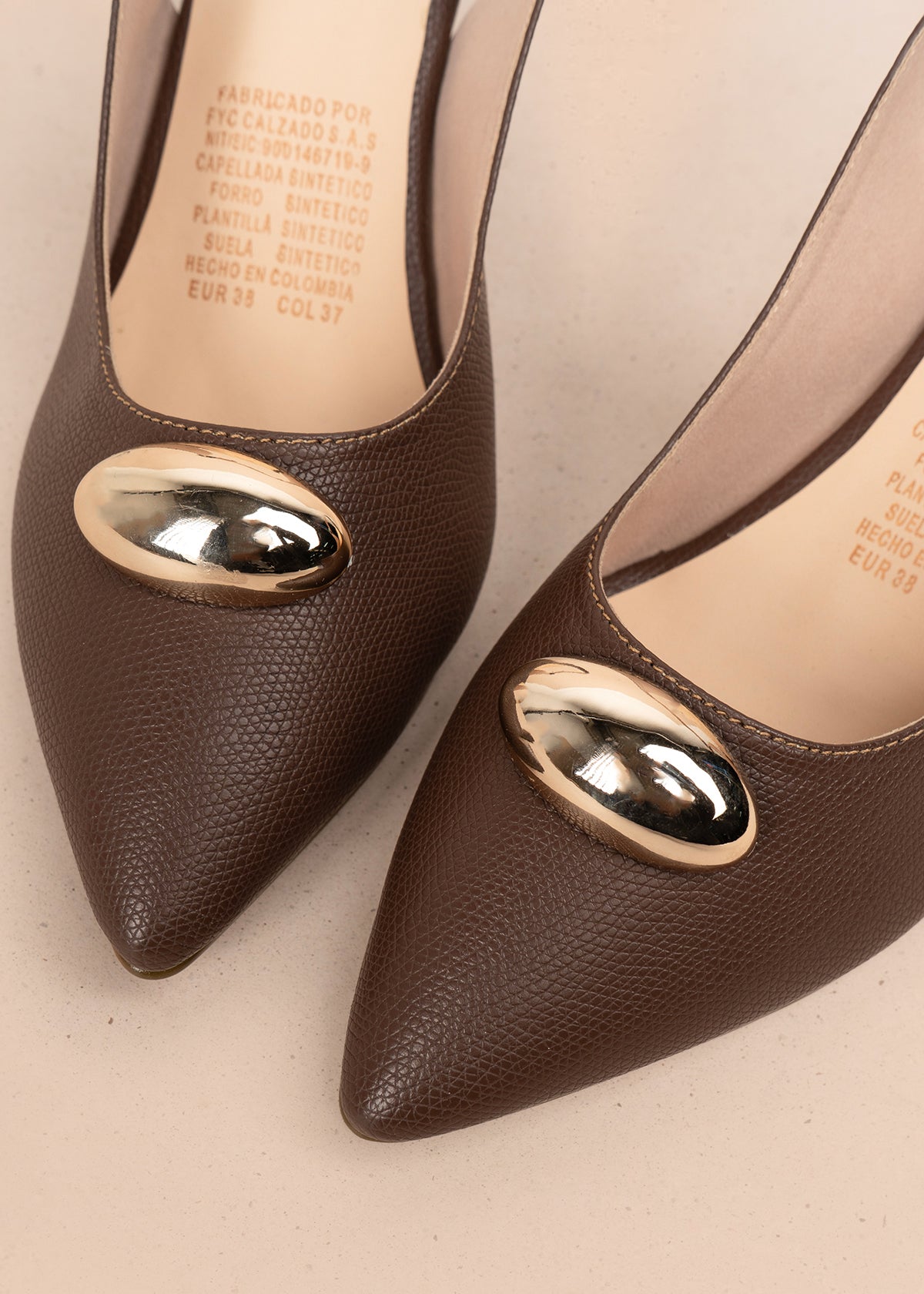 Tacones trabilla color miel con detalle metálico 106097