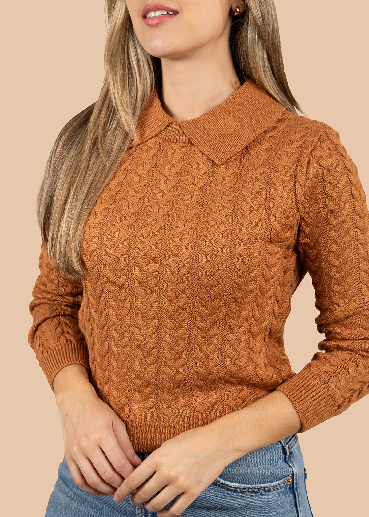 Camibuso tejido color camel con textura y cuello 106098