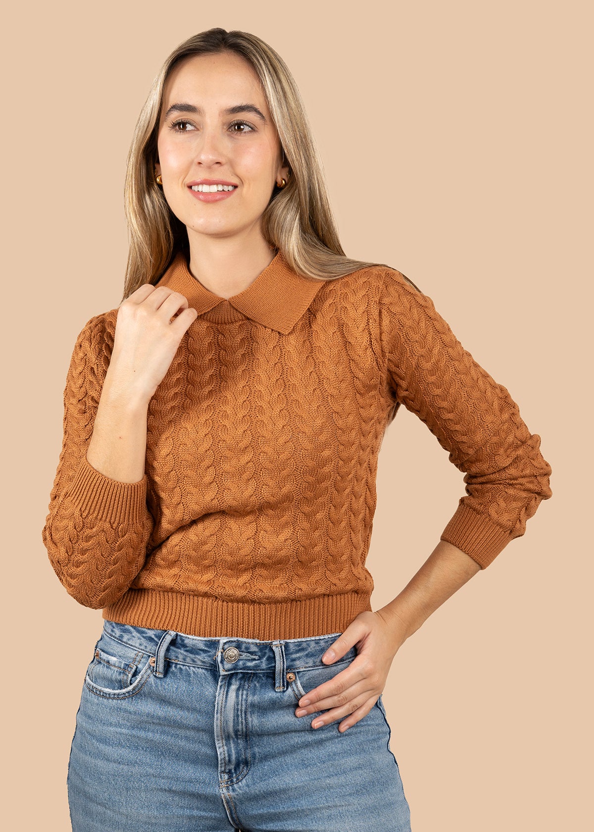 Camibuso tejido color camel con textura y cuello 106098