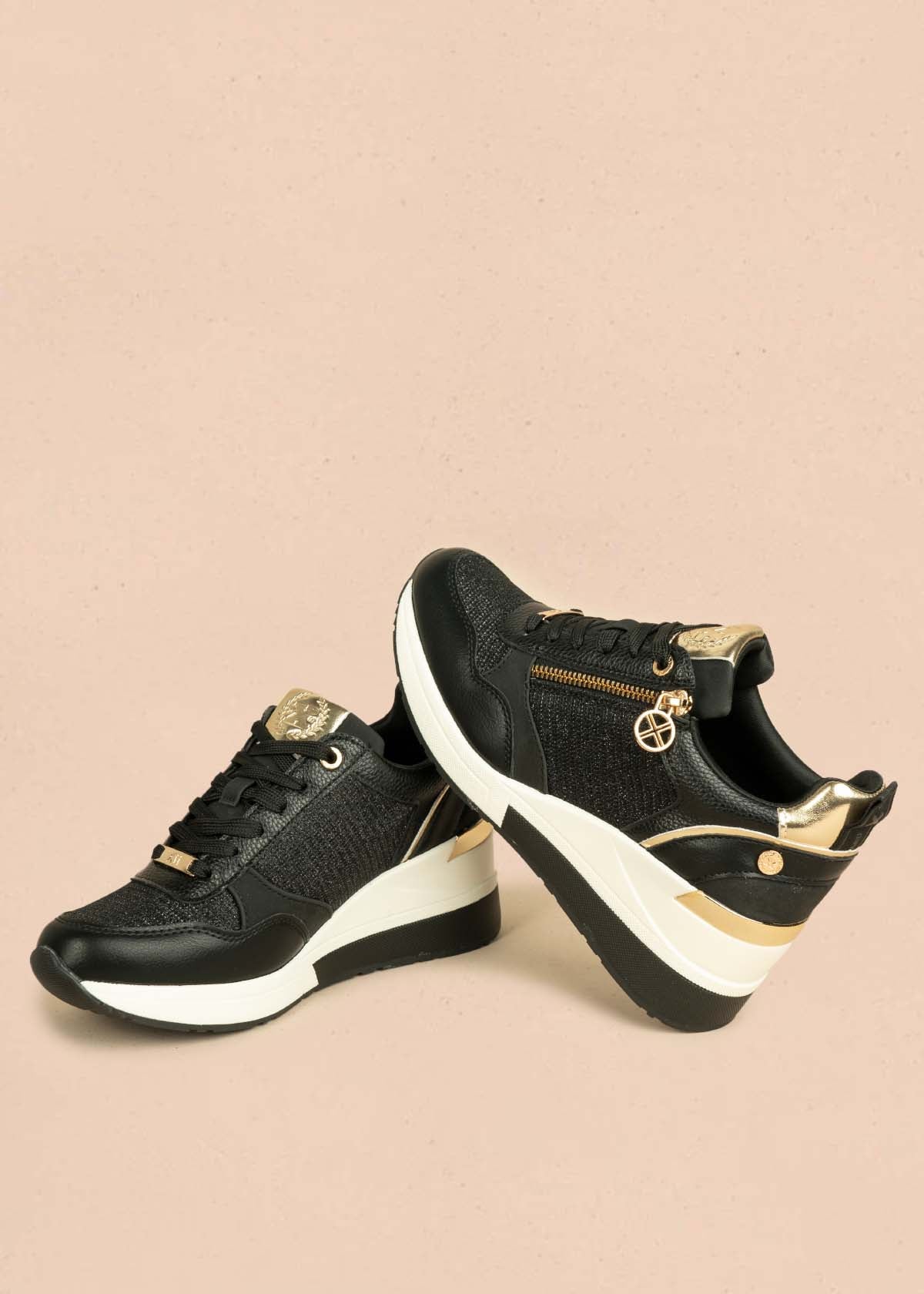 Deportivo color negro con detalles dorados y cierre 106102