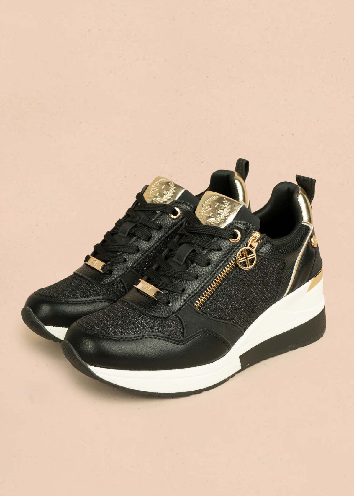 Deportivo color negro con detalles dorados y cierre 106102