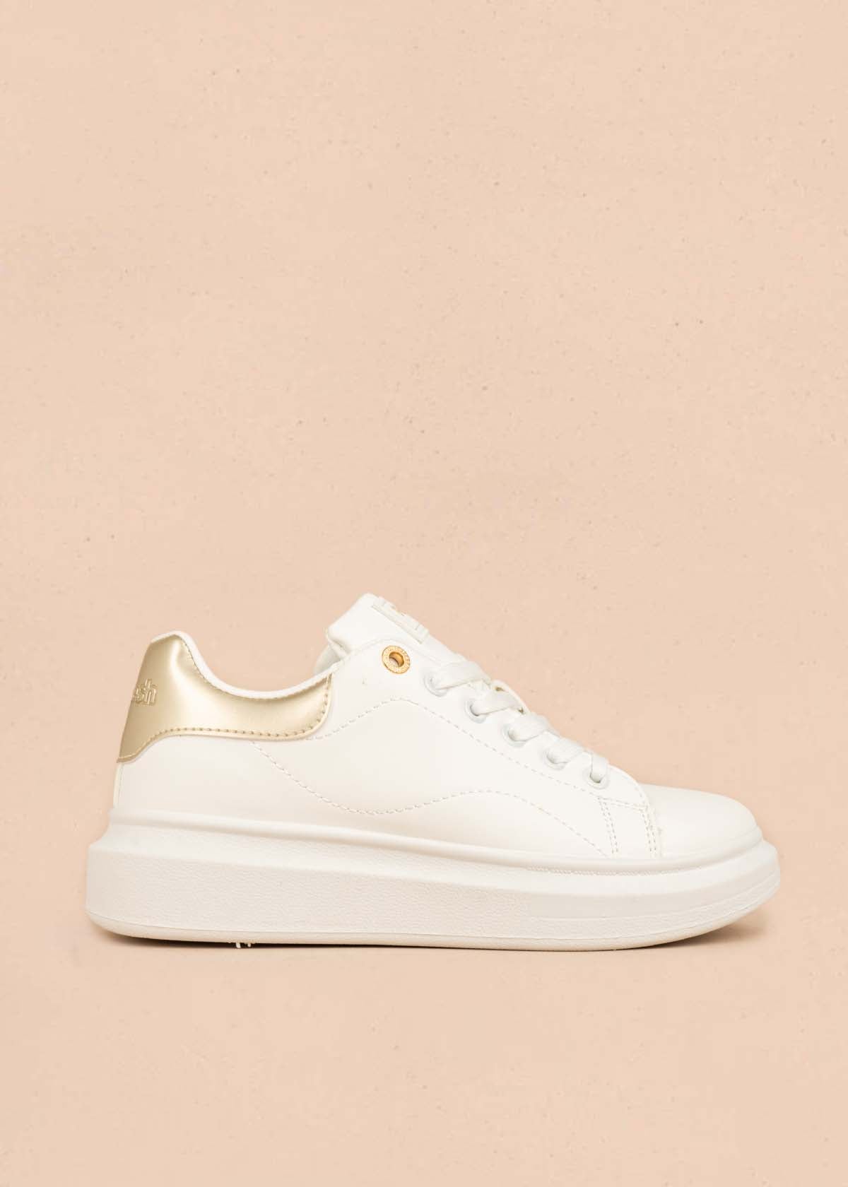 Deportivo con acento color dorado en talón 106104