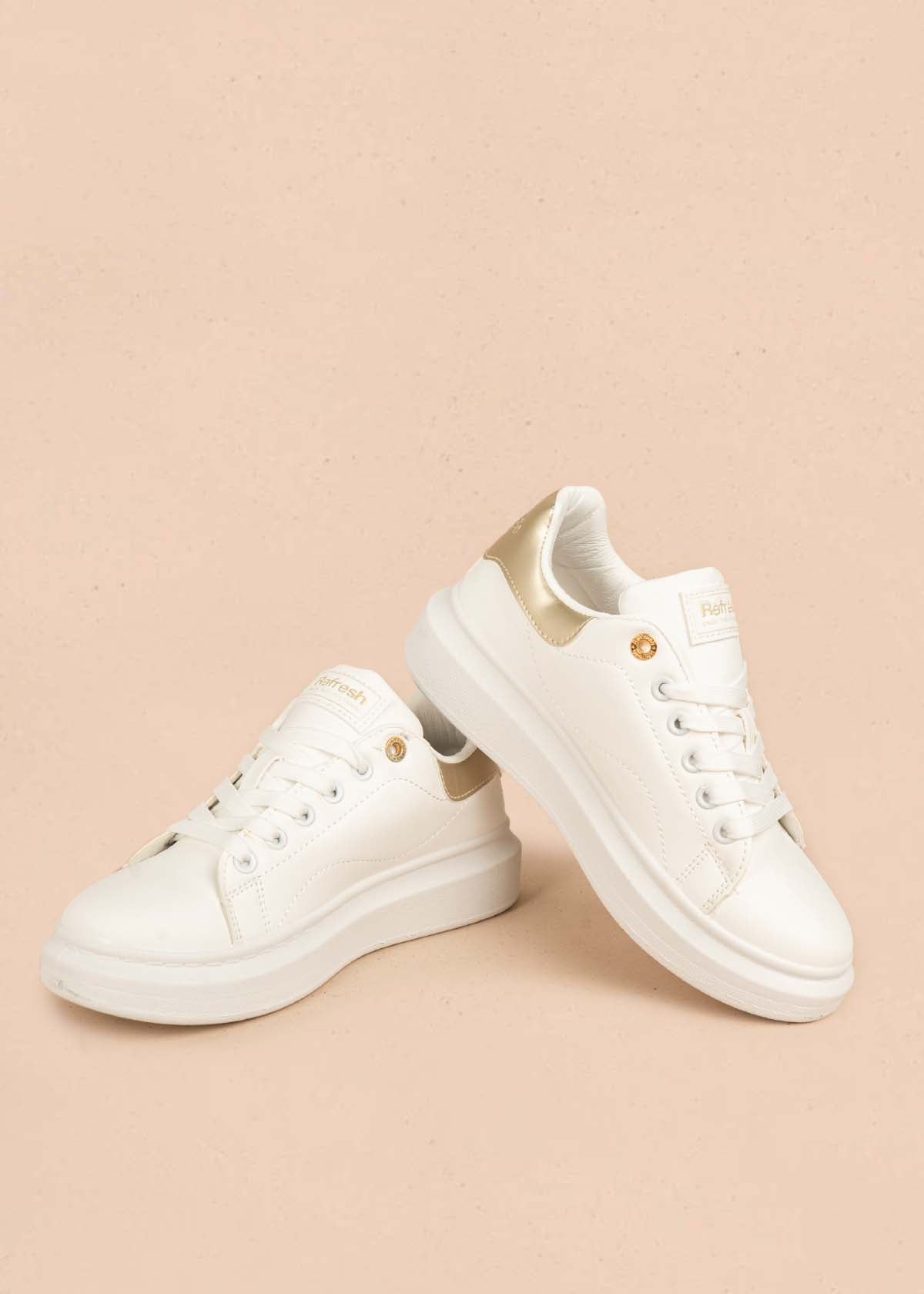 Deportivo con acento color dorado en talón 106104