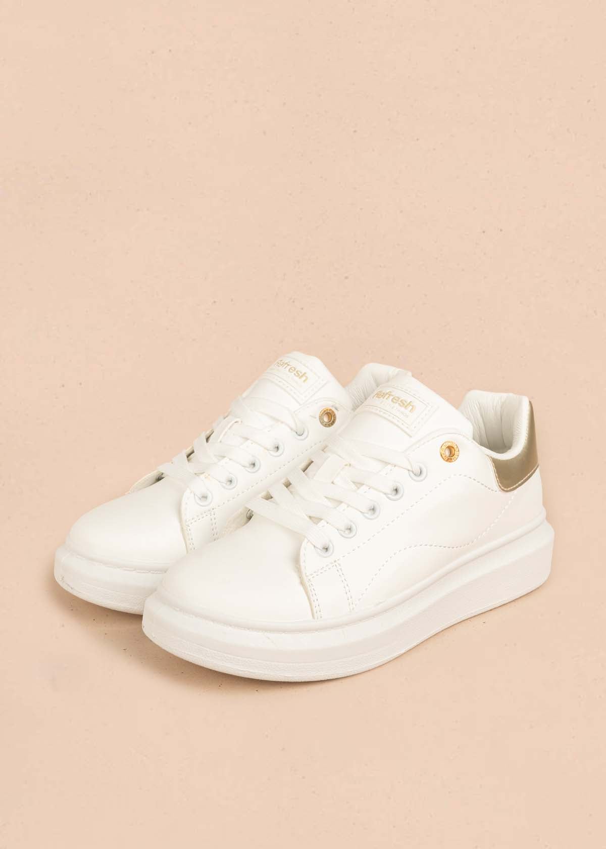 Deportivo con acento color dorado en talón 106104