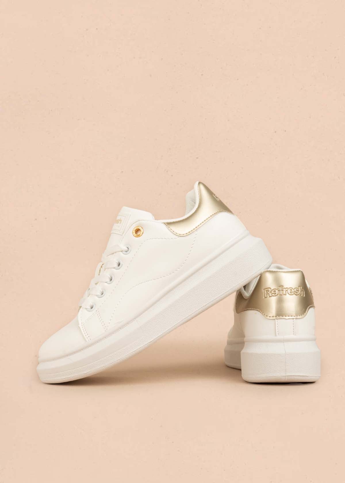 Deportivo con acento color dorado en talón 106104