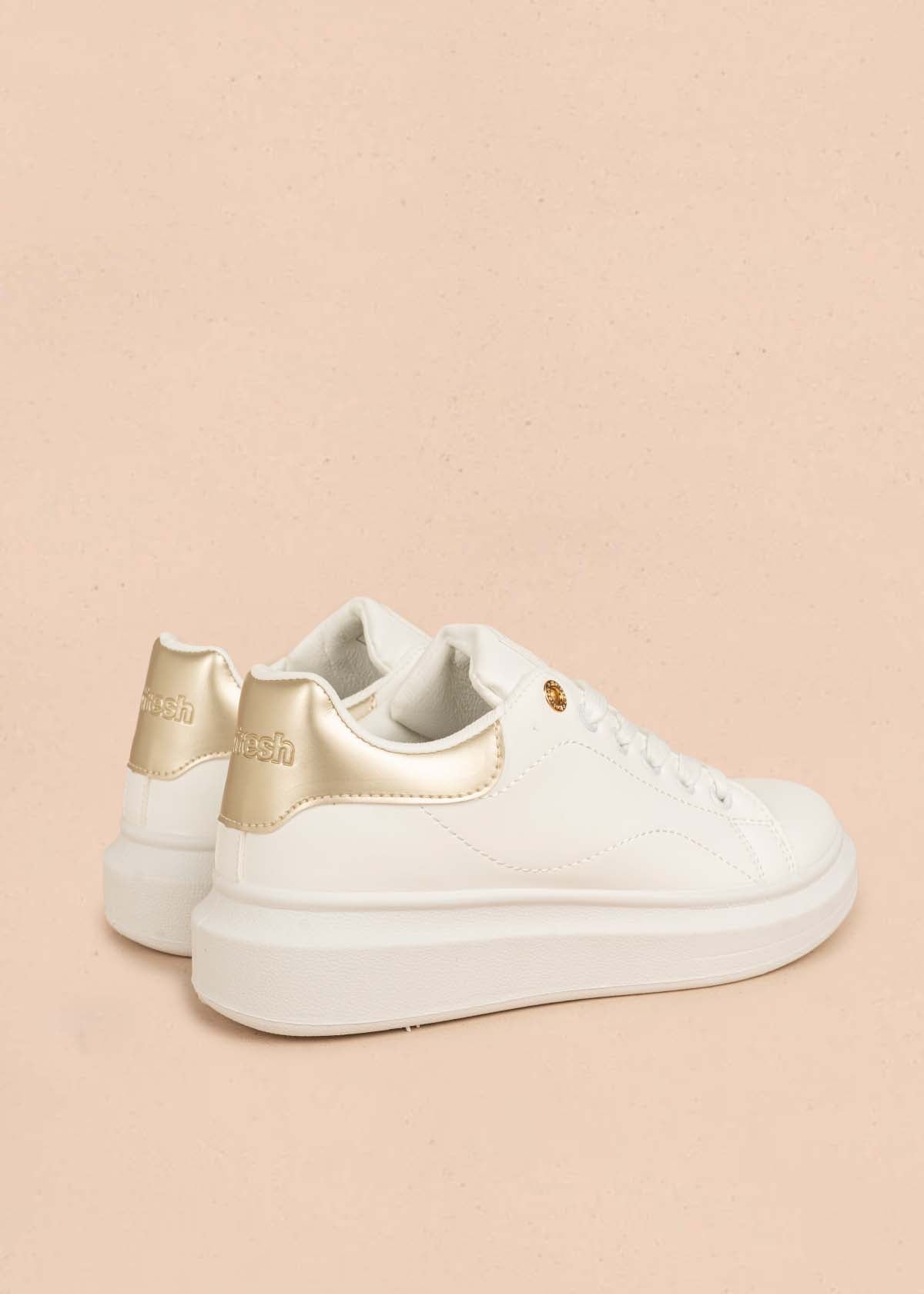 Deportivo con acento color dorado en talón 106104