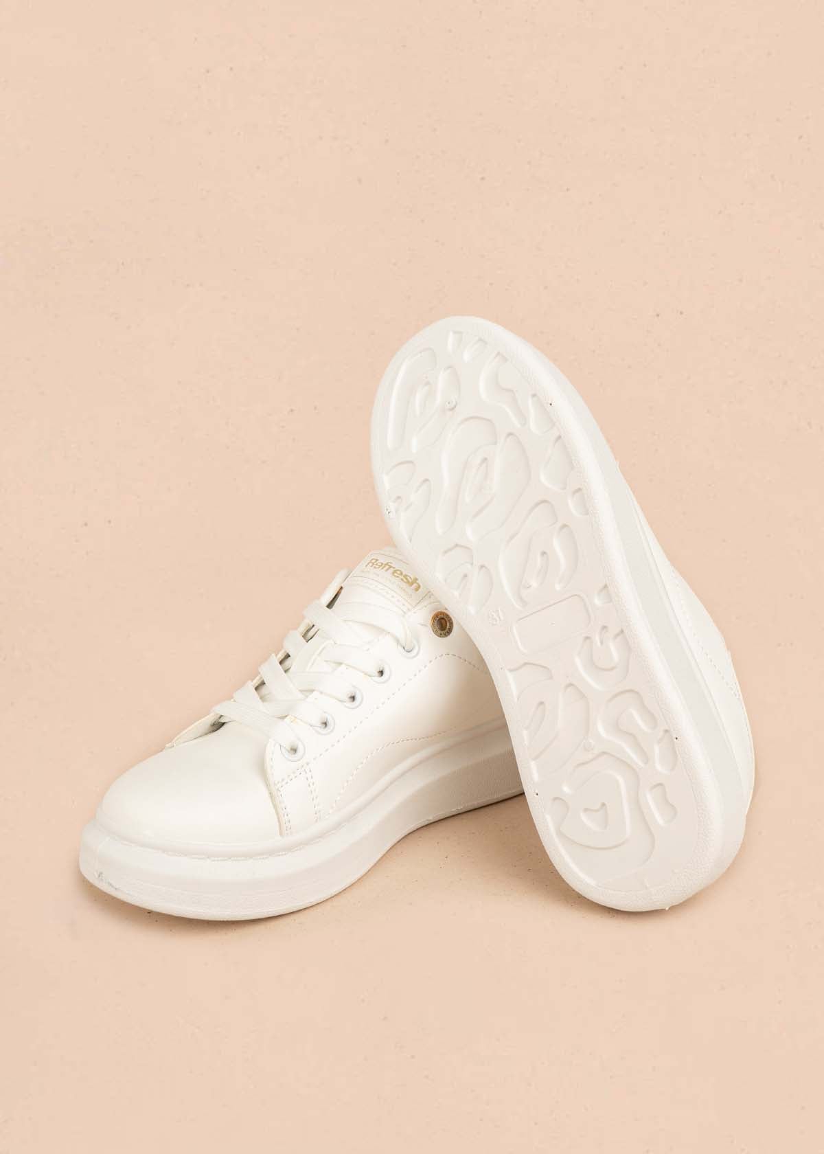 Deportivo con acento color dorado en talón 106104