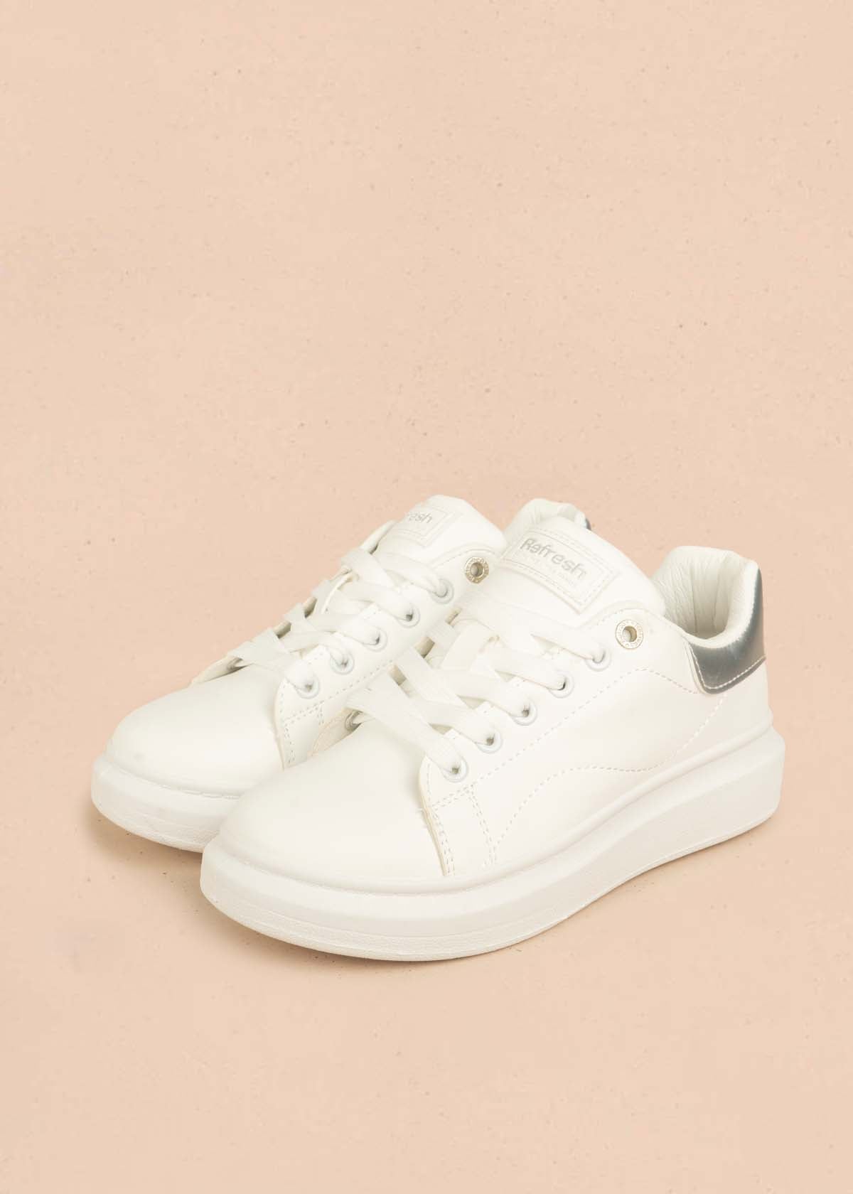 Deportivo con acento color plata en talón 106104