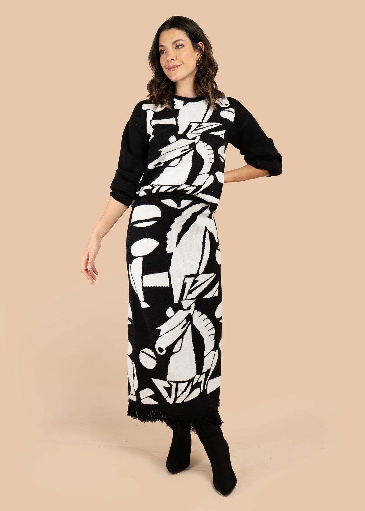 Buzo color negro con estampado de caballo 106105