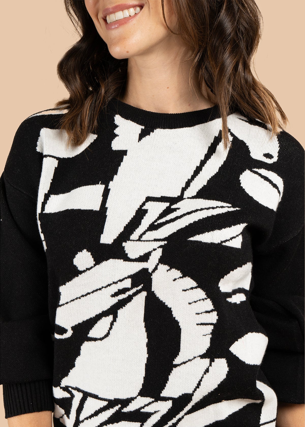 Buzo color negro con estampado de caballo 106105