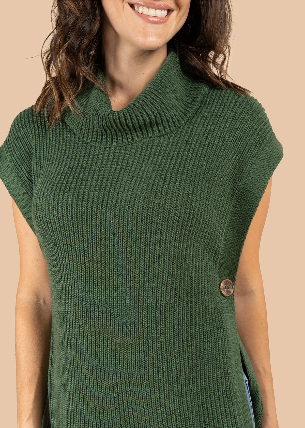 Chaleco tejido color verde con cuello alto y botones 106106