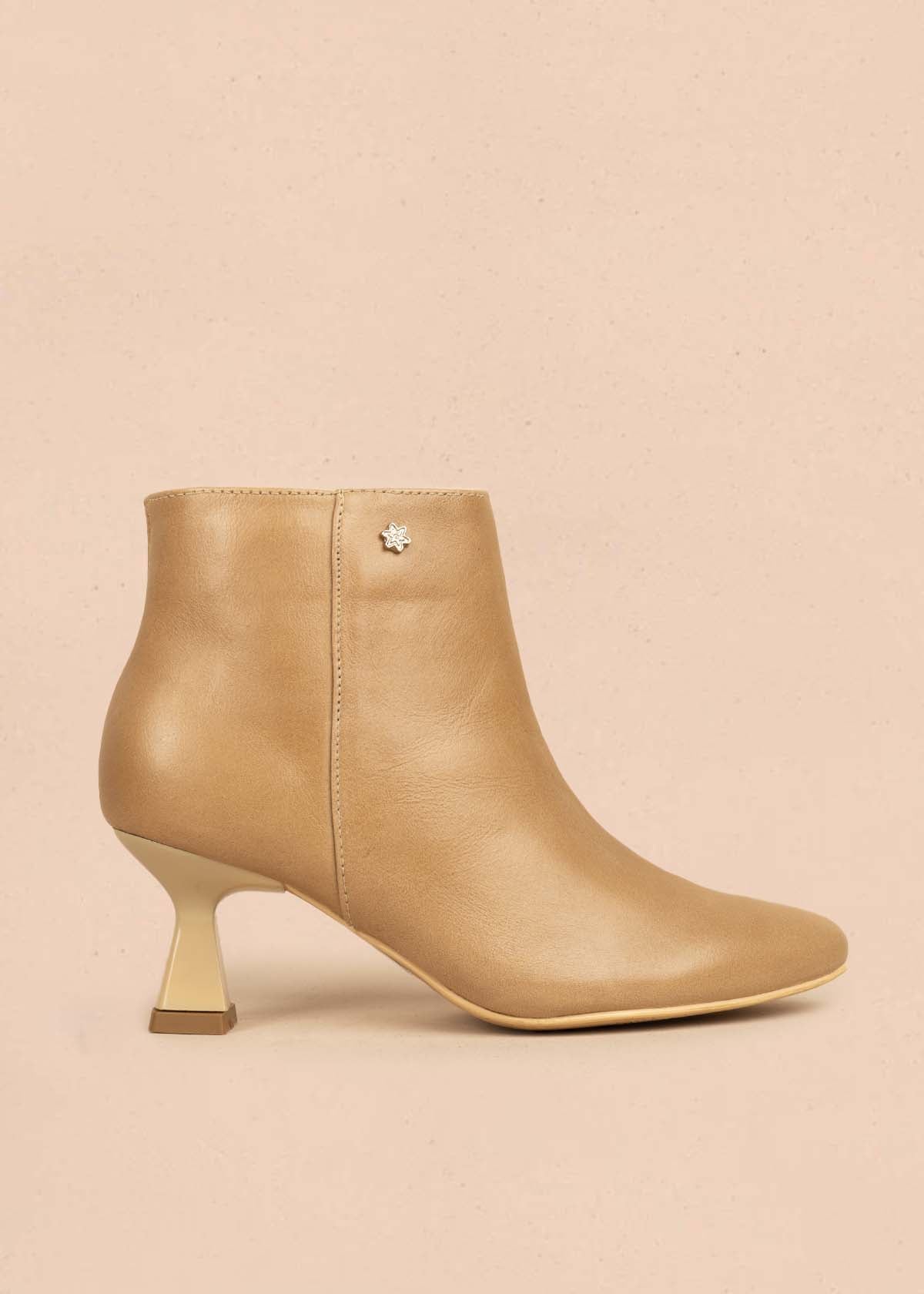 Botín en cuero color beige con tacón tipo copa 106108