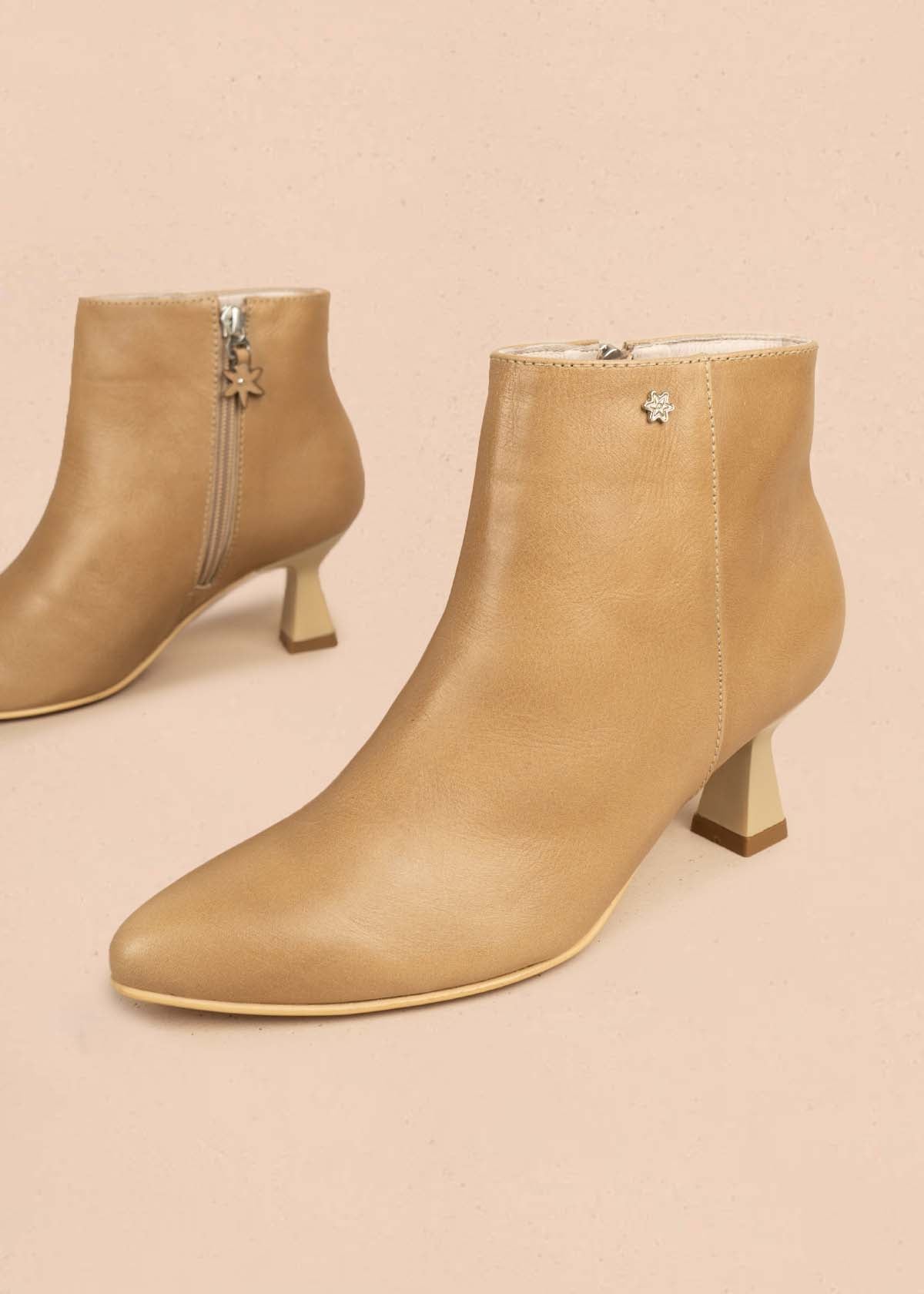 Botín en cuero color beige con tacón tipo copa 106108