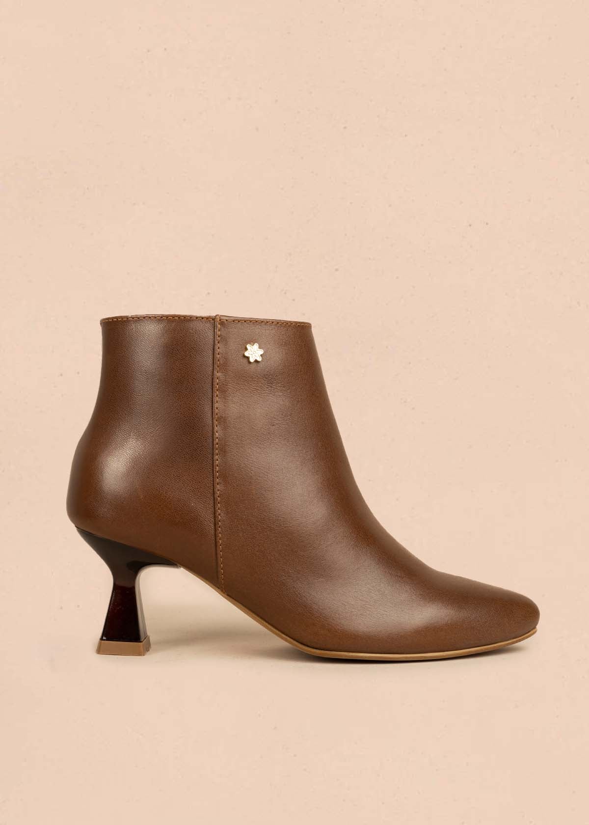 Botín en cuero color miel con tacón tipo copa 106108