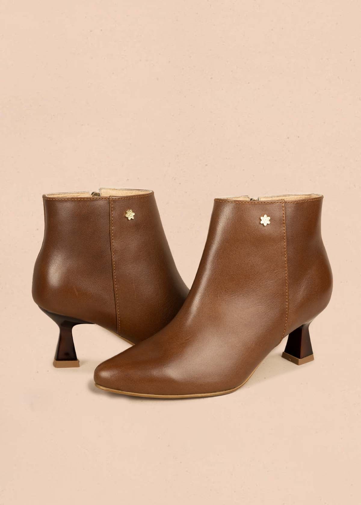 Botín en cuero color miel con tacón tipo copa 106108