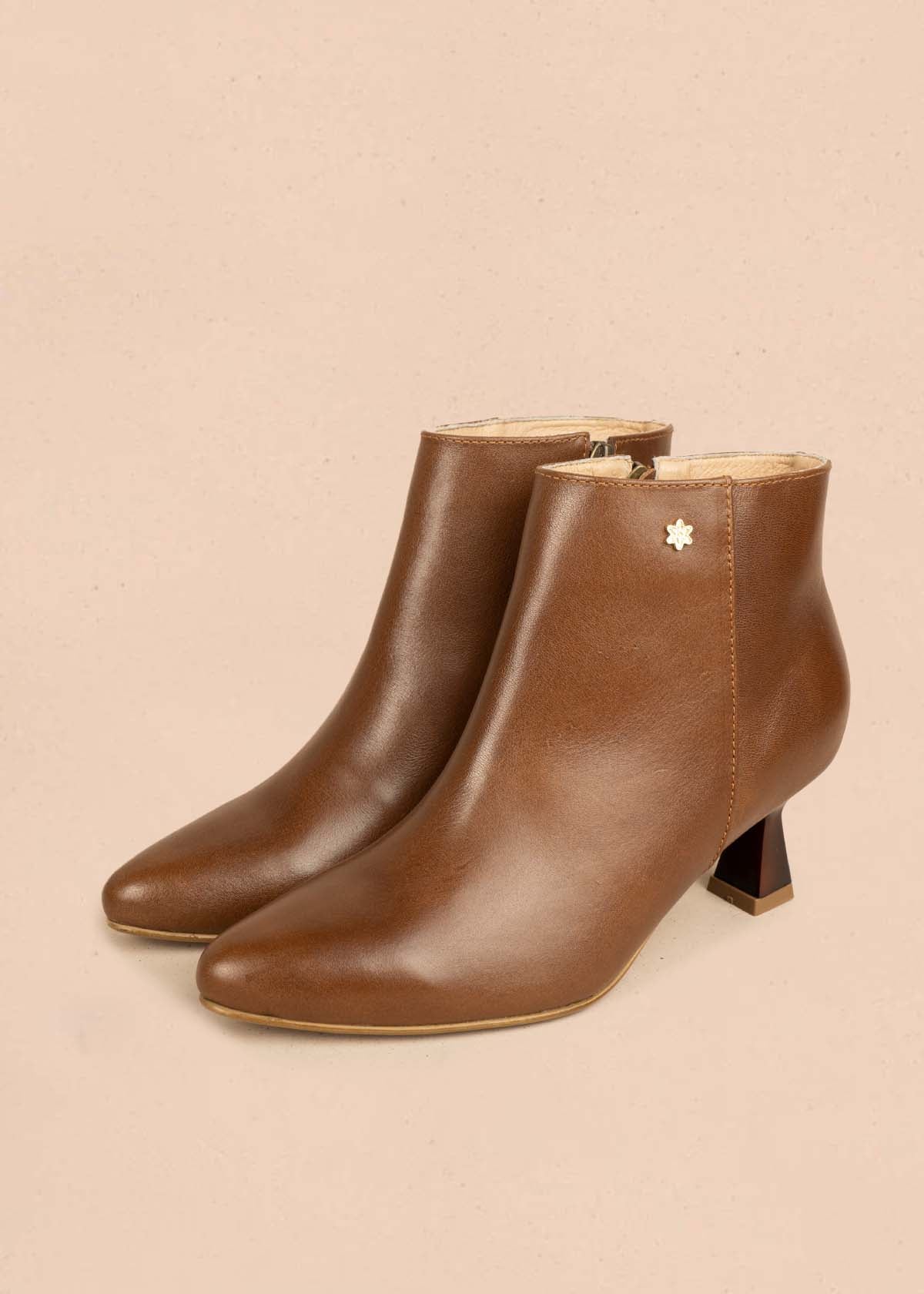 Botín en cuero color miel con tacón tipo copa 106108