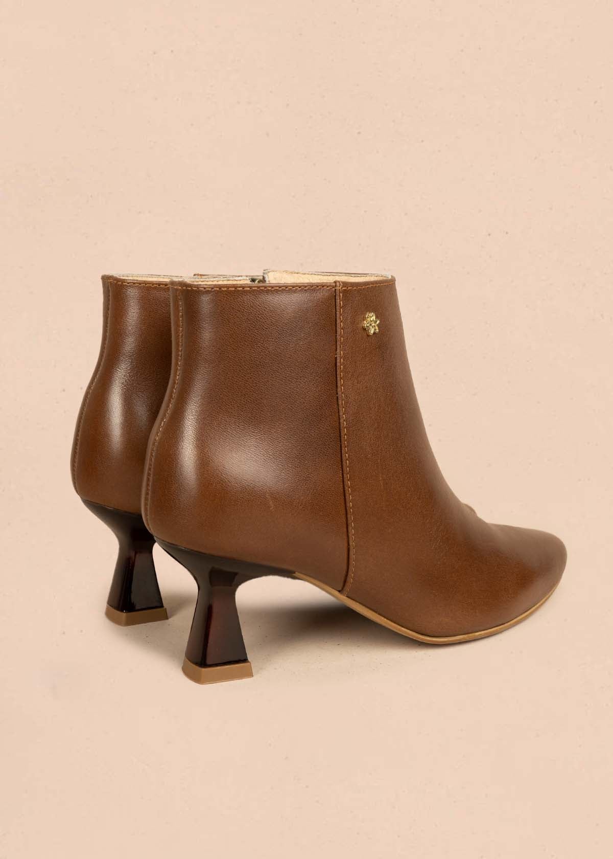 Botín en cuero color miel con tacón tipo copa 106108