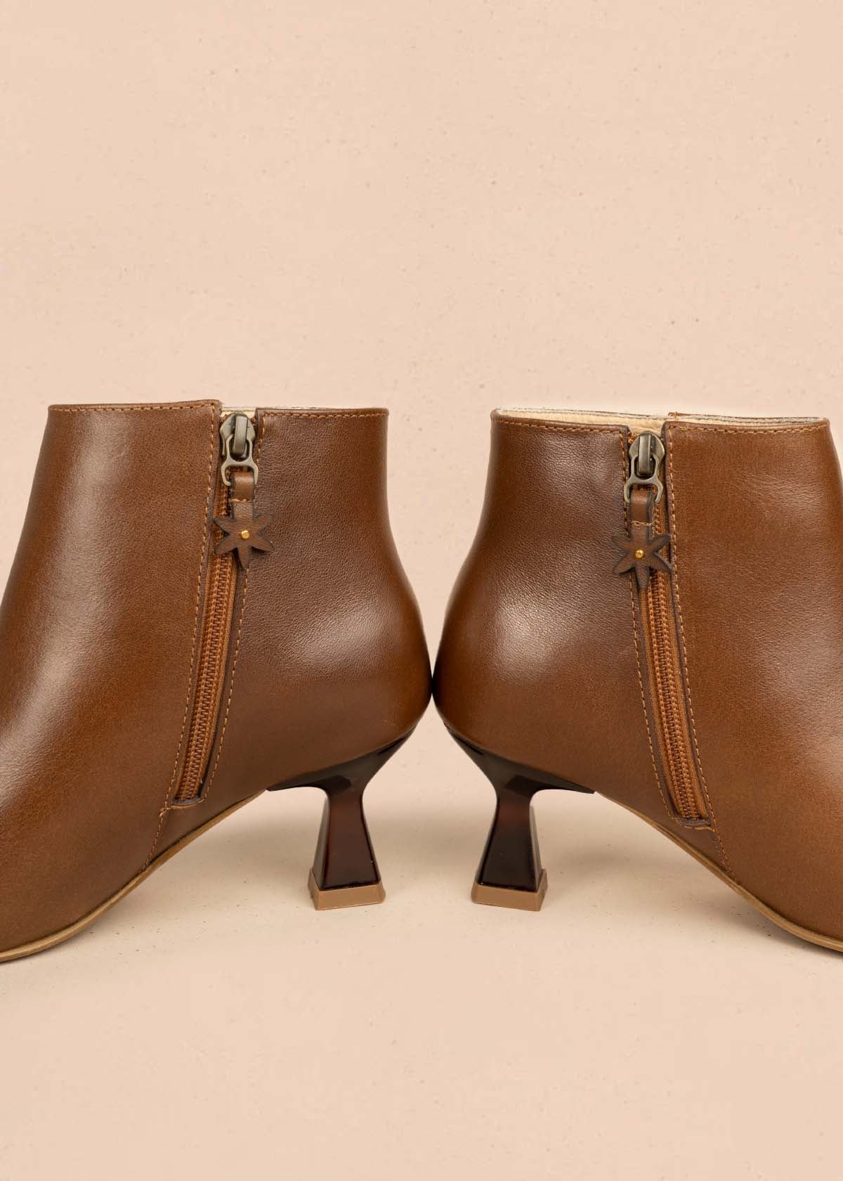 Botín en cuero color miel con tacón tipo copa 106108