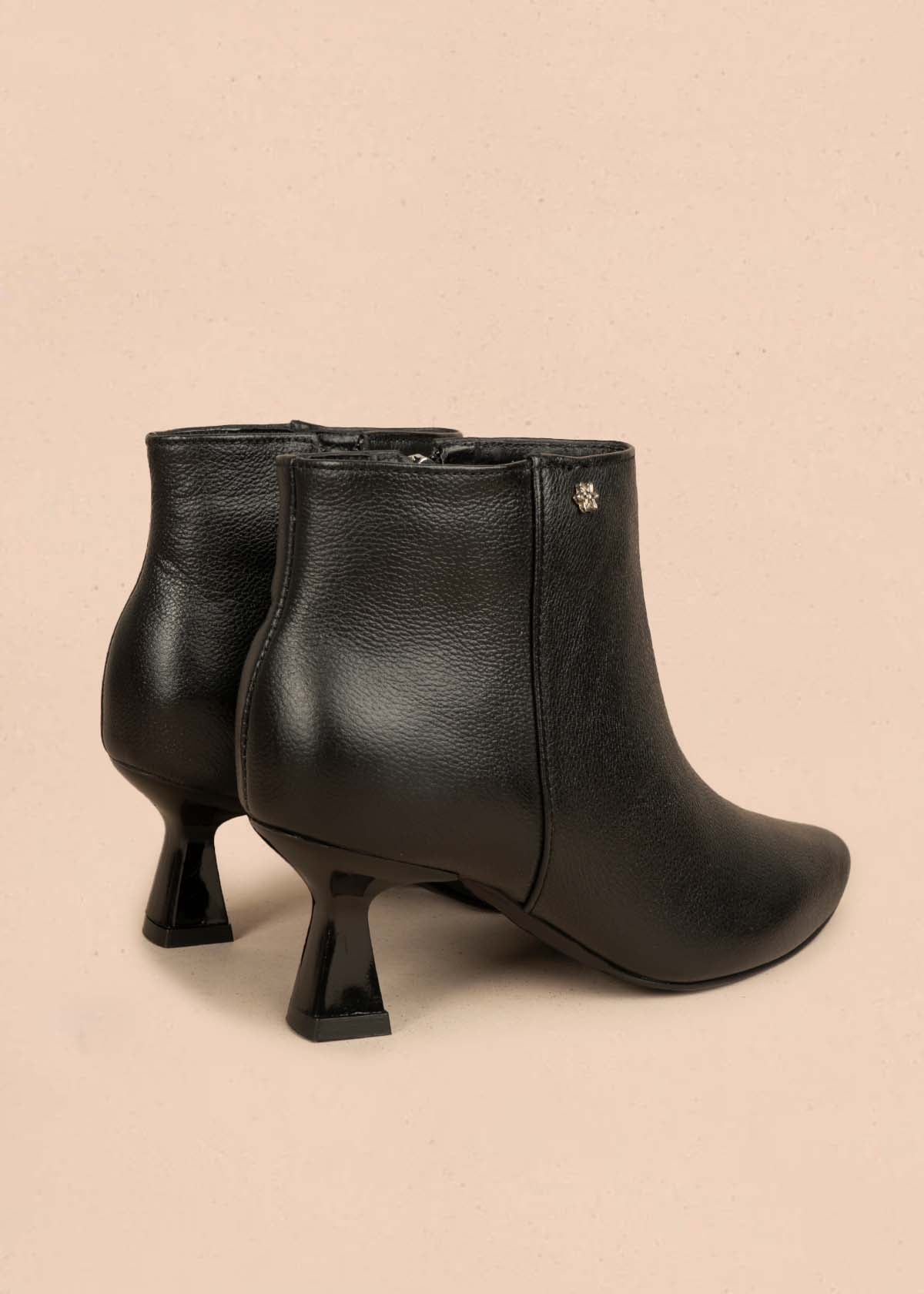 Botín en cuero color negro con tacón tipo copa 106108
