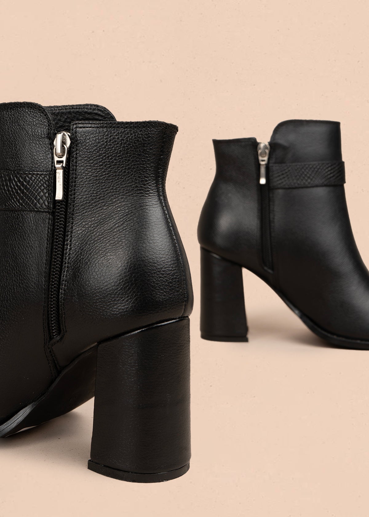 Botín en cuero color negro con correa decorativa y acabado liso 106109