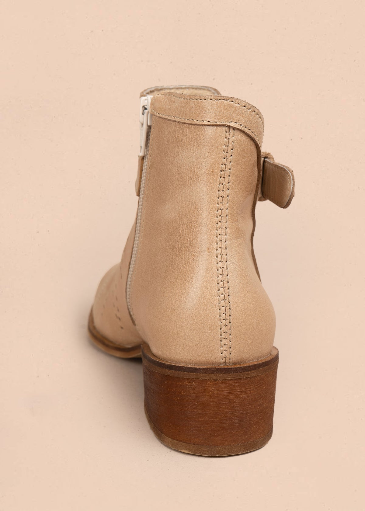 Botín en cuero color camel con detalles perforados y hebilla decorativa 106111