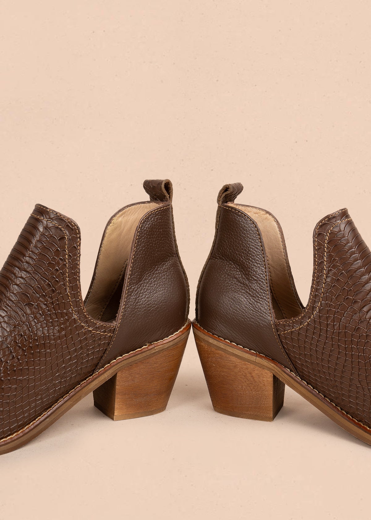 Botín en cuero color café con textura de croco 106112